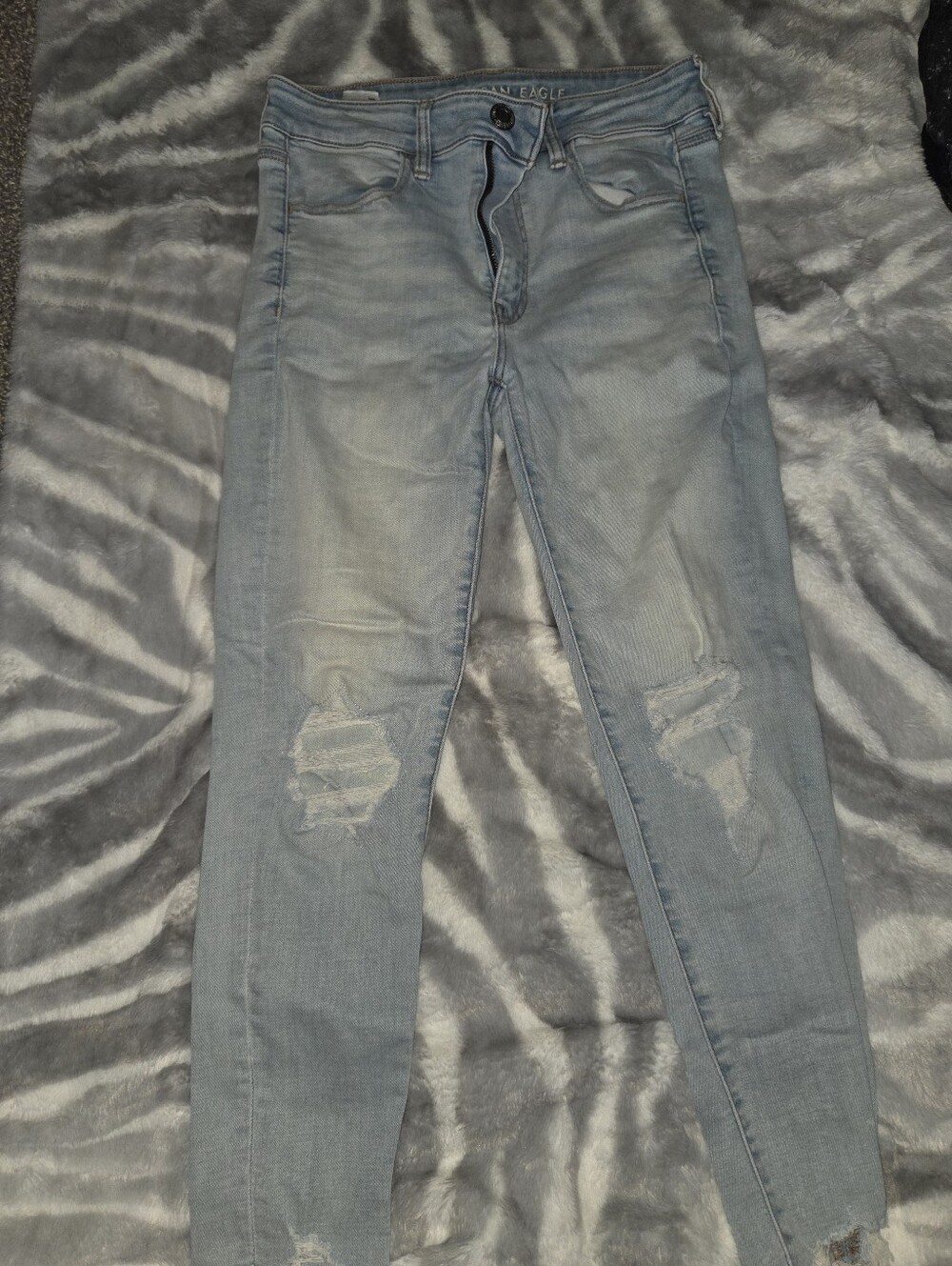 American Eagle Outfitters Menās Light Blue Short Jeans